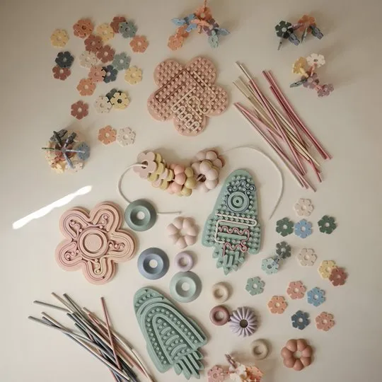 Mushie MU102302 Tablica Sensoryczna Labirynt Przeplatanka Rakieta