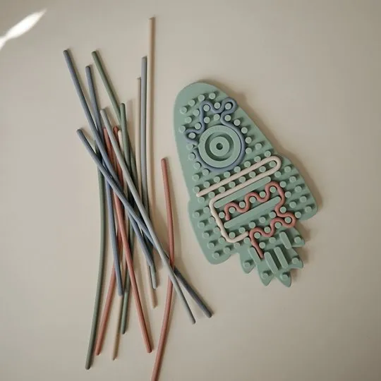 Mushie MU102302 Tablica Sensoryczna Labirynt Przeplatanka Rakieta