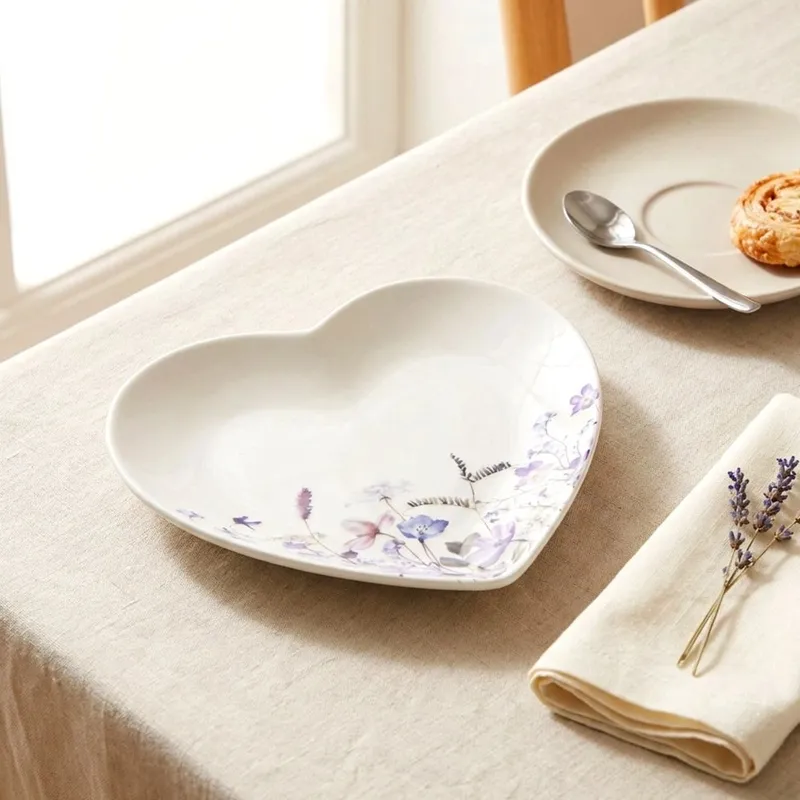 Talerzyk W Kształcie Serca Porcelana 17 cm Louka Kwiaty Na Prezent MEBLIVA