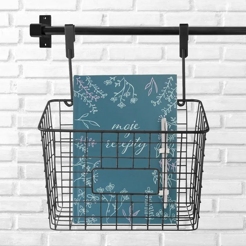 Koszyk Zawieszany Na Drzwi Szafki Metalowy Radka 25x16x30 MEBLIVA - Czarny