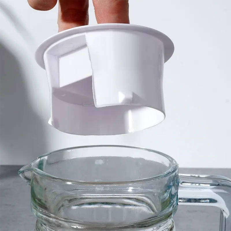 Dzbanek Szklany Z Pokrywką 650 ml Ryflowany Kompaktowy Do Napojów MEBLIVA