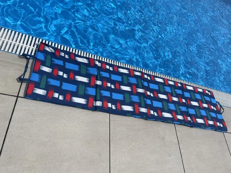 Koc Plażowy Mata Leżanka Leżak Składany Wodoodporny 180x50 cm MOVEMANIA